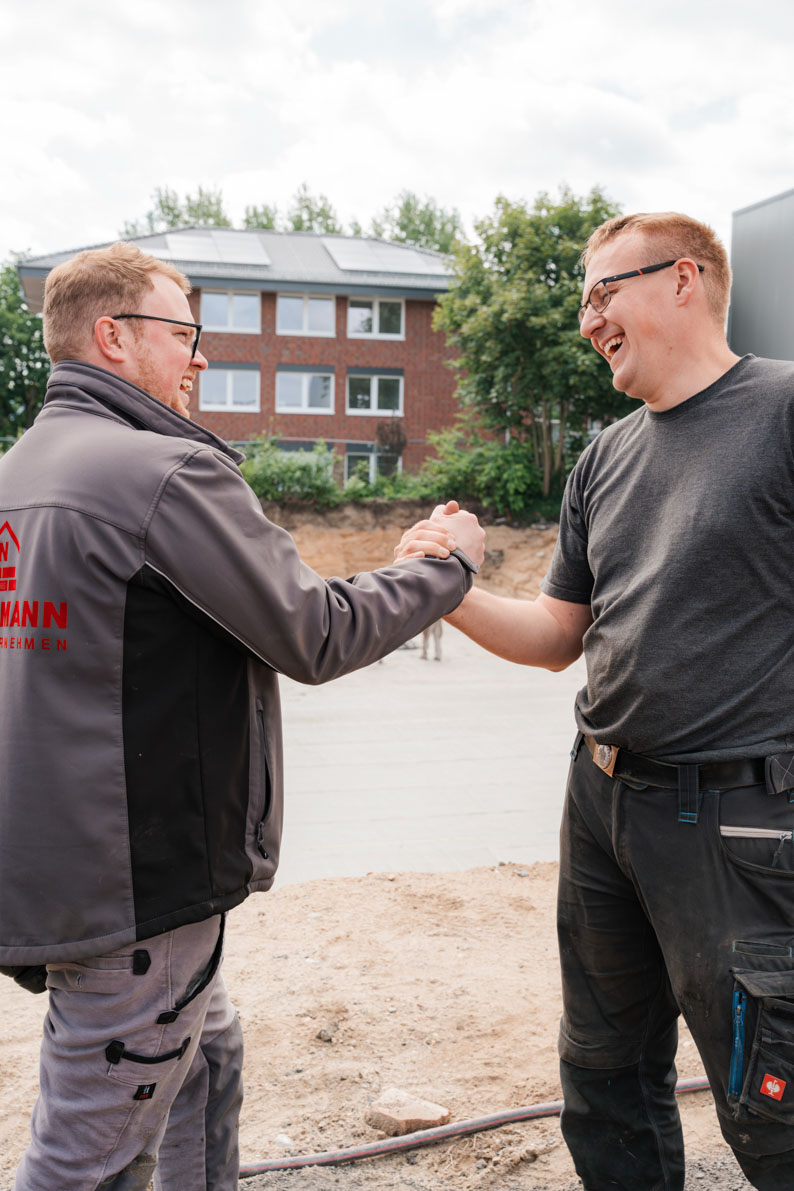 Zwei Nehrmann-Kollegen beim Handschlag auf der Baustelle